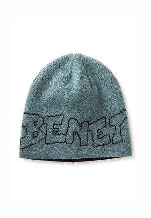 Teal gestrickte Beanie mit auffälliger schwarzer "BENET" Schrift, weicher Textur, abgerundetem Kronendesign und umgeschlagenem Saum für einen enganliegenden Sitz.