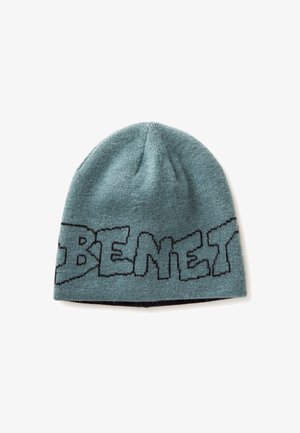 Turkusowy dzianinowy beanie z wyraźnym czarnym napisem "BENET", miękka tekstura, zaokrąglona korona i podwinięty brzeg zapewniający pewne dopasowanie.