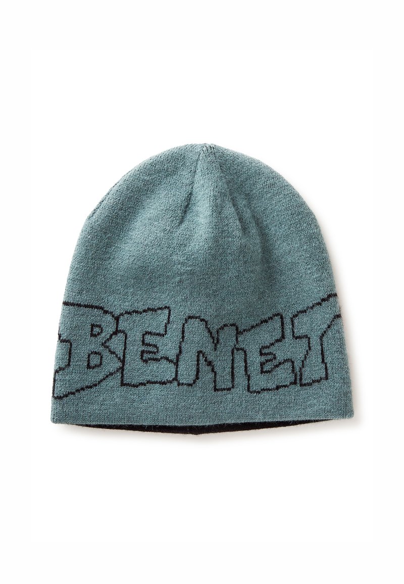 Teal gestrickte Beanie mit auffälliger schwarzer "BENET" Schrift, weicher Textur, abgerundetem Kronendesign und umgeschlagenem Saum für einen enganliegenden Sitz.
