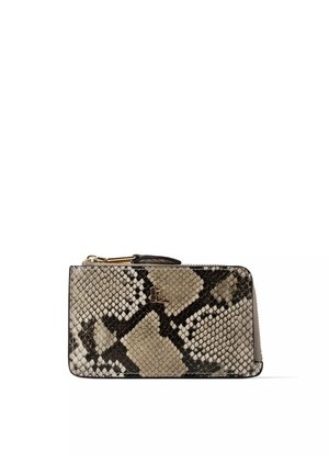Petit portefeuille rectangulaire avec motif en peau de serpent beige et noir et fermeture éclair dorée sur fond blanc.