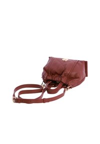 Bolso de cuerda de cuero marrón con textura acolchada, herrajes dorados y correas ajustables, con forma redondeada y acabado suave.