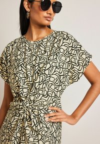 Next TWIST WAIST SHORT SLEEVE MIDI - REGULAR FIT - Päevakleit - monochrome