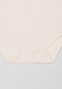 Jasnoróżowy bawełniany body dla niemowląt z zapięciem na zatrzaski na dole, charakteryzujący się gładką teksturą i krótkimi rękawami.