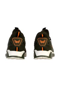Chaussures de sport vertes avec un dessus texturé, présentant une semelle blanche, des accents orange et un design de logo sur le talon.