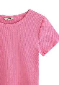 T-shirt rosa a righe con maniche corte e scollatura rotonda. Tessuto morbido e design aderente, con dettagli di cucitura sottili lungo le cuciture.