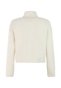 Roomkleurig jack met lange mouwen, hoge kraag en elastische zoom, van achteren weergegeven tegen een witte achtergrond.