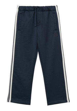 Pantaloni sportivi blu navy con strisce laterali bianche, vita elasticizzata con coulisse e tasche laterali, con un logo ricamato discreto sulla coscia sinistra.