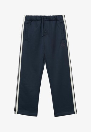 Pantaloni sportivi blu navy con strisce laterali bianche, vita elasticizzata con coulisse e tasche laterali, con un logo ricamato discreto sulla coscia sinistra.