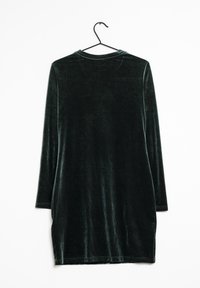 Robe en velours vert foncé à manches longues, col rond et texture lisse. Accrochée sur un crochet noir contre un fond blanc.