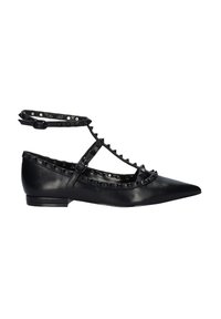 Bailarinas de cuero negro con punta afilada. Presentan un diseño de tiras vanguardista con tachuelas y cierre de hebilla. Textura suave, tacón bajo.