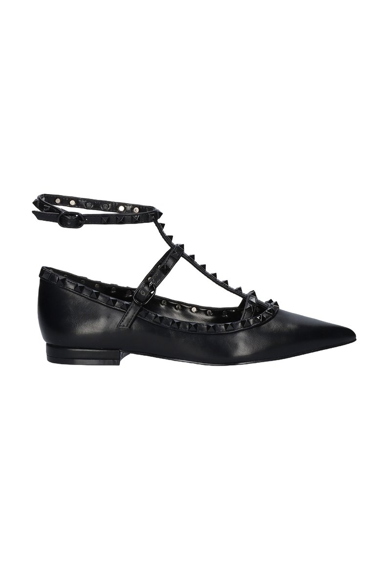 Bailarinas de cuero negro con punta afilada. Presentan un diseño de tiras vanguardista con tachuelas y cierre de hebilla. Textura suave, tacón bajo.