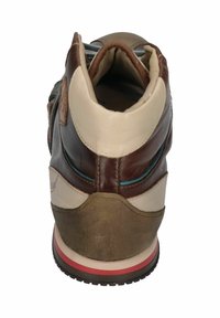 Brauner Leder- und Wildledersneaker mit gepolstertem cremefarbenem Kragen, blauen Akzenten und einer strukturierten Sohle mit rotem Streifen. Rückansicht gezeigt.