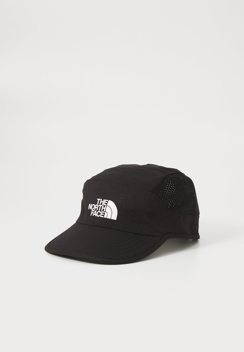 Casquette noire avec une visière courbée, fabriquée en tissu léger. Présente des panneaux en maille et un logo blanc bien visible sur le devant.
