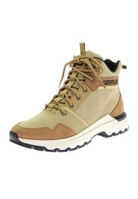 Sandfarbene und beige High-Top Sneaker mit einem Obermaterial aus Canvas, Wildlederakzenten, runden Schnürsenkeln und einer robusten schwarzen Gummisohle. Verfügt über ein Logo an der Ferse.