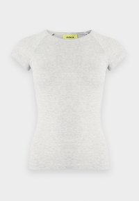 Ανοιχτό γκρι κοντομάνικο μπλουζάκι με εφαρμοστή γραμμή, κατασκευασμένο από μαλακό ύφασμα, με στρογγυλή λαιμόκοψη και ραγκλάν μανίκια. Ορατή ετικέτα στο εσωτερικό.