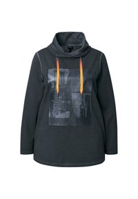 Sudadera de manga larga en gris oscuro con cuello holgado, cordones en degradado naranja y un gráfico urbano en blanco y negro en el frente.