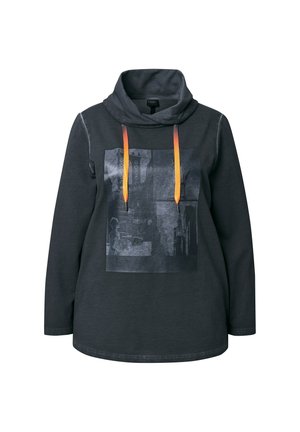 Mørkegrå langærmet hættetrøje med løs krave, orange gradient snøre og sort-hvid urban grafisk print på forsiden.