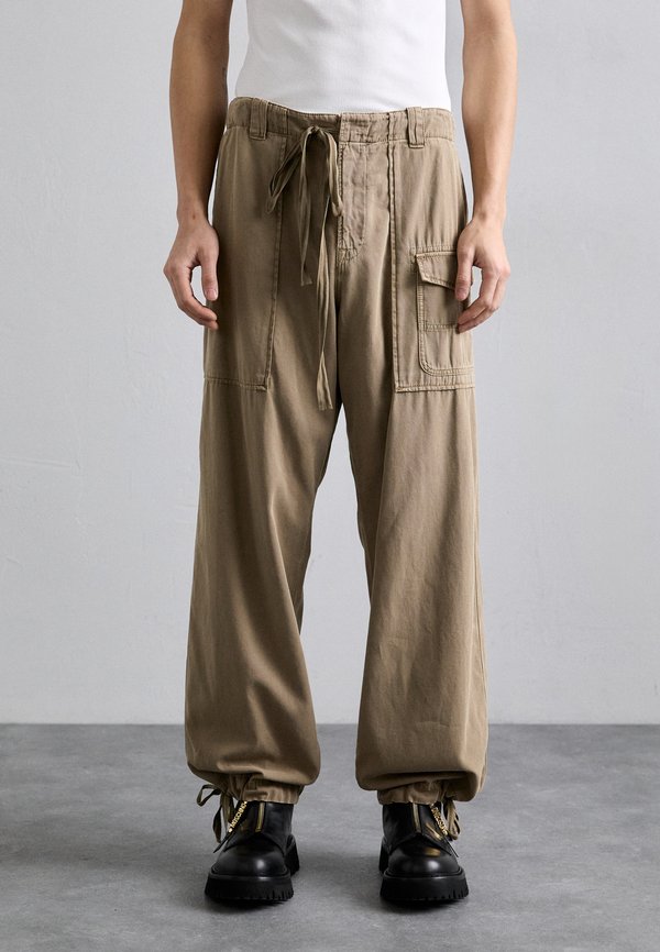 LAUREL CROWN EMBLEM - Cargo trousers