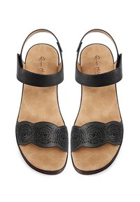 Sandali in pelle nera con design a fascia ondulata perforata, cinturino alla caviglia solido e soletta testurizzata beige. Sole piatto per il comfort.