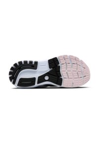 Suola delle scarpe da corsa Brooks con un design in gomma nera e rosa, texture antiscivolo con scanalature profonde e un dettaglio circolare al centro.