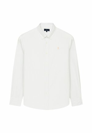 Camisa blanca de manga larga con botones, cuello y un pequeño logo amarillo de herramientas cruzadas en el pecho izquierdo.