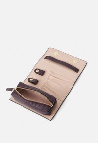 Dunkel lila Leder-Zip-Wallet mit goldfarbener Reißverschluss. Verfügt über ein hell gefärbtes Innenfutter mit Fächern und Druckknopfverschlüssen für sicheren Stauraum.