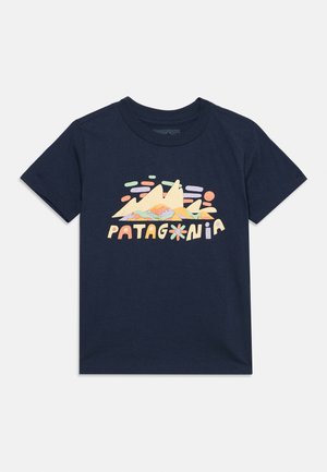 Maglietta a maniche corte blu navy con design astratto di montagne colorate e testo "PATAGONIA" sul davanti.