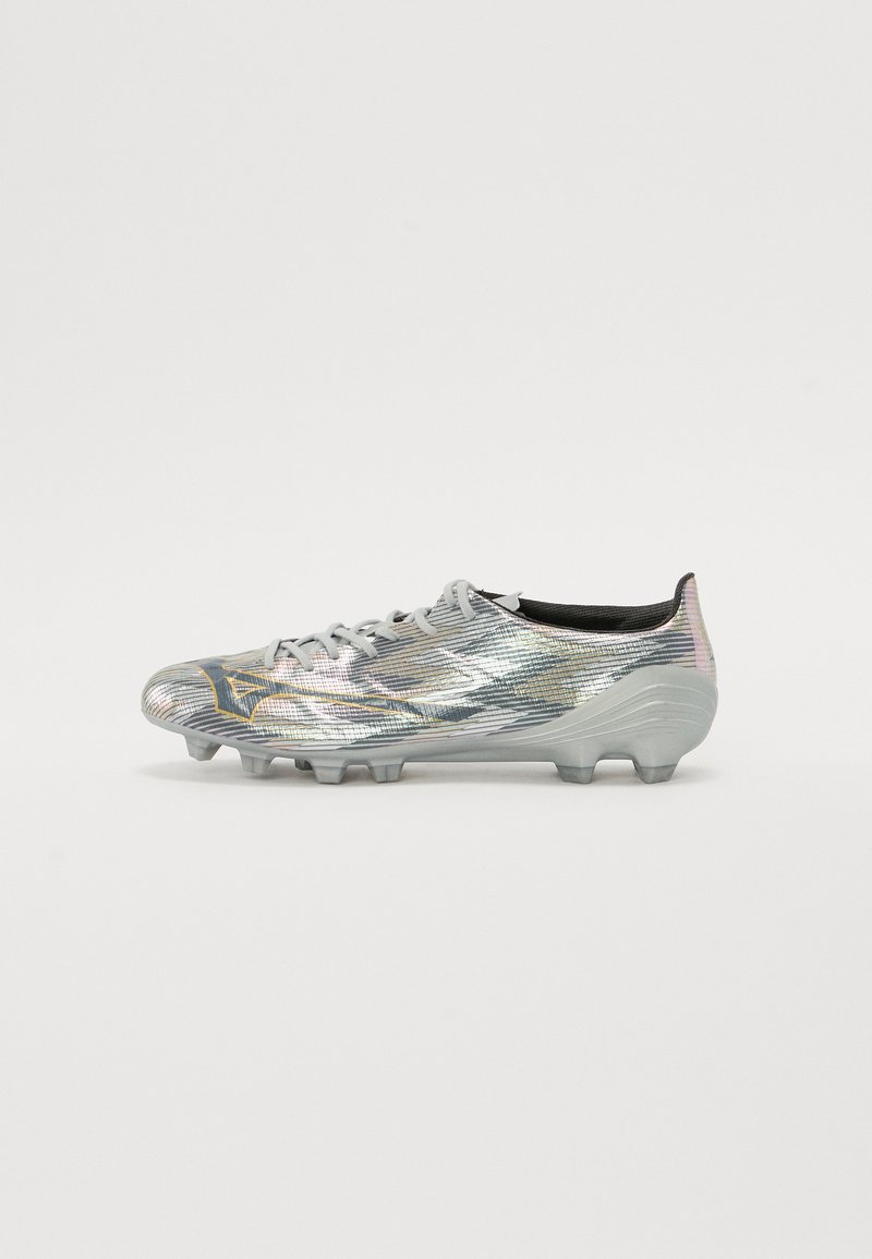 Zilveren voetbalschoen met een getextureerde, iriserende afwerking. Voorzien van een zwarte binnenvoering en een gemodelleerde grijze zool met meerdere noppen voor grip.