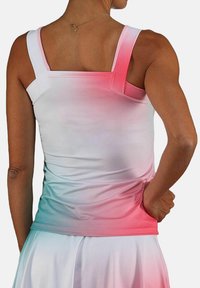 Top deportivo para mujer con un degradado de blanco a rosa, hecho de una tela suave, con tirantes anchos y un diseño ajustado.