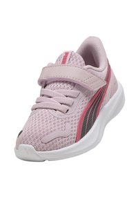 Chaussure de sport rose avec une tige en mesh, une fermeture à bande douce et des accents texturés. Présente des rayures roses et noires sur les côtés et une semelle blanche.