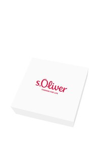Caja de embalaje blanca con un logo rojo de "s.Oliver" y el texto "MODA PARA LA VIDA" en una fuente limpia y moderna. Forma cuadrada con textura suave.