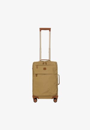 Hartschalenkoffer in beigem Stoff mit braunen Lederakzenten, teleskopischem Griff, Fronttasche und vier schwarzen Rädern für Maneuverierbarkeit.