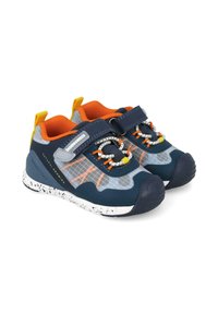 Scarpe da ginnastica per bambini in navy e arancione con cinturini in velcro, lacci con motivo e suole bianche cosparse.