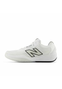Zapatilla deportiva blanca con upper de malla texturizada, acentos negros y una suela acolchada, con un logo prominente en el lateral.