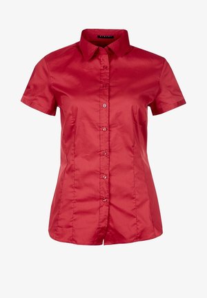 Czerwona bluzka z krótkim rękawem, kołnierzykiem, zapinana na guziki, wykonana z gładkiego materiału. Charakteryzuje się dopasowanym fasonem z delikatnym połyskiem.