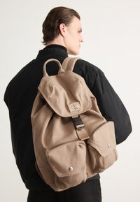 Calvin Klein Jeans SPORT ESSENTIALS FLAP  - Mochila - savannah tan