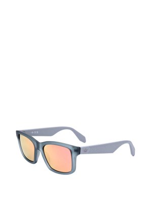 Occhiali da sole opachi blu-grigio con lenti quadrate arancioni a specchio e aste grigio chiaro testurizzate inclinate su sfondo bianco.