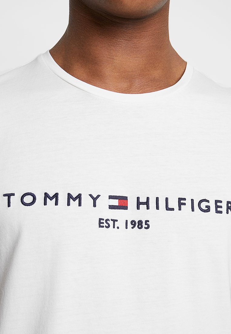 t shirt tommy hilfiger logo