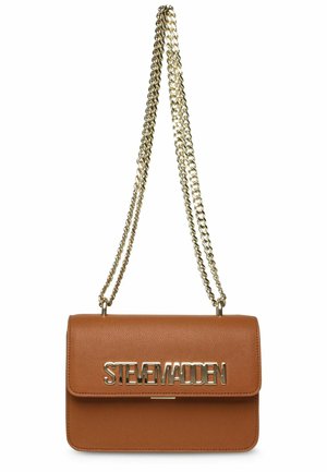 Sac bandoulière en cuir marron avec une chaîne dorée comme sangle et un logo "Steve Madden" doré sur le rabat avant.