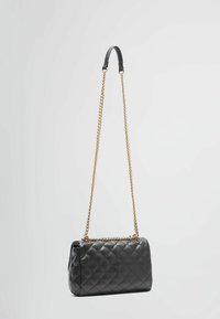 Sorte kviltet læderhandbag med en struktureret rektangulær form, der har en guld kædestrop og et sort læderhåndtag.