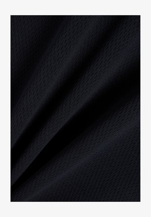 Tumši zils teksturēts audums ar smalkām vertikālām malu līnijām un mīkstām locījumiem, kas rada ēnainas līnijas un dziļumu.