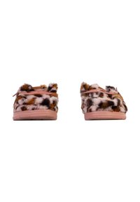 Fuzzy hjemmesko med leopardmønster i brun og hvid. Rosa gummisål, rund tå og dekorative snører foran.