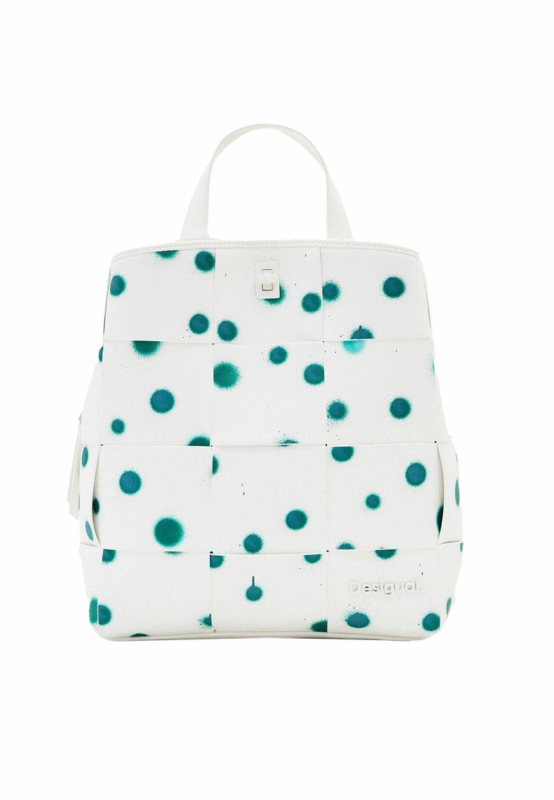 Sac à main tissé blanc à pois verts, avec une anse supérieure et un petit fermoir devant, marqué "Desigual" en bas à droite.
