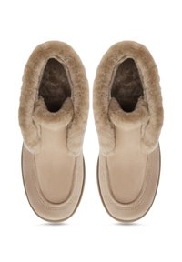 Beige pantoffels met een zachte, pluizige bontvoering en afgeronde randen. Gladde suède buitenkant met een laag profiel en minimaal zichtbare stiksels.