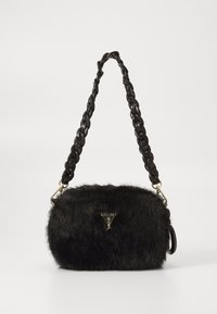 Sac à main en fausse fourrure noire avec une bandoulière tressée et des détails en or. Il présente un logo triangulaire sur le devant. Surface texturée.