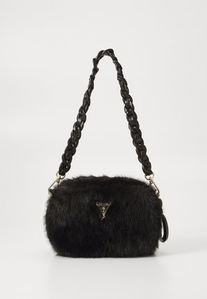 Sac à main en fausse fourrure noire avec une bandoulière tressée et des détails en or. Il présente un logo triangulaire sur le devant. Surface texturée.