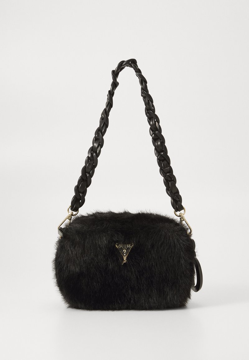 Sac à main en fausse fourrure noire avec une bandoulière tressée et des détails en or. Il présente un logo triangulaire sur le devant. Surface texturée.