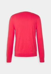 Maglione rosso a maniche lunghe con scollo rotondo, realizzato in materiale lavorato a maglia morbido; presenta polsini e orlo a coste per un aspetto aderente.