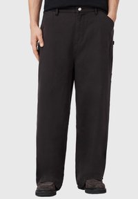 Μαύρο βαμβακερό παντελόνι με ίσιο κόψιμο, μπροστινές τσέπες και διακριτική υφή. Διαθέτει κλείσιμο με κουμπιά και θηλιές για ζώνη.