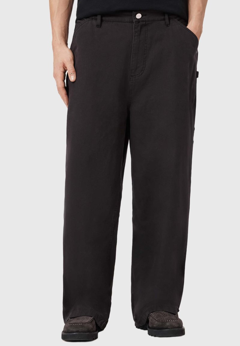 Μαύρο βαμβακερό παντελόνι με ίσιο κόψιμο, μπροστινές τσέπες και διακριτική υφή. Διαθέτει κλείσιμο με κουμπιά και θηλιές για ζώνη.